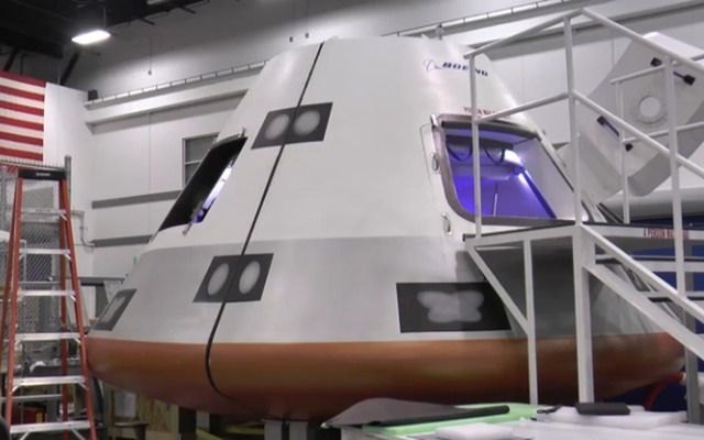 CST-100カプセルのエンジニア達（動画キャプチャ）