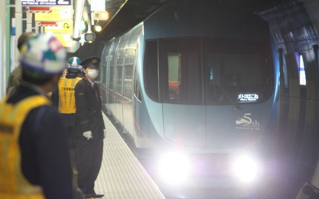 3月に地下化された小田急線の下北沢駅ホーム。