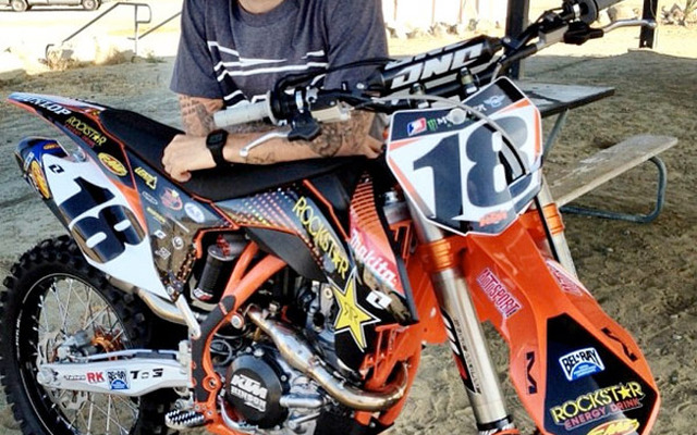 KTMのバイクをテストするデビ・ミルサップス