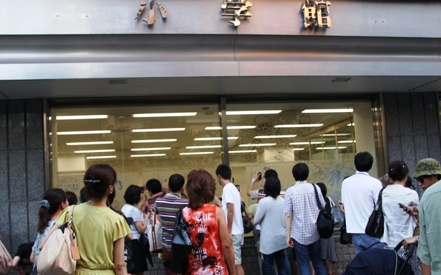 小学館ビルの前には多くの人が訪れている