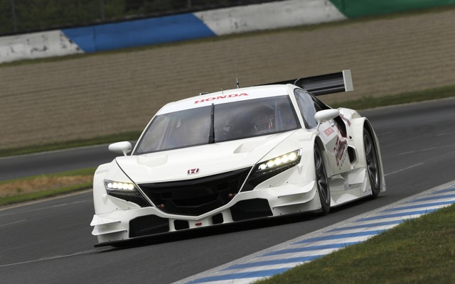 14年型のホンダNSX CONCEPT-GTが走り始めた（写真はツインリンクもてぎでの走行）。写真：Honda
