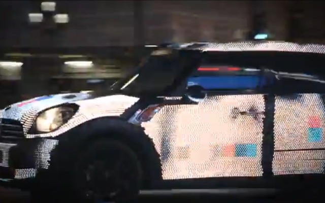 ボディパネルが電光掲示板になったMINIクロスオーバー