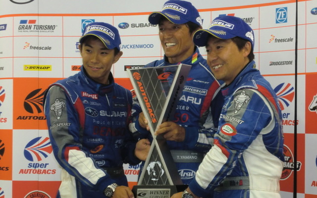 GT300優勝の井口、山野、佐々木（左から）。