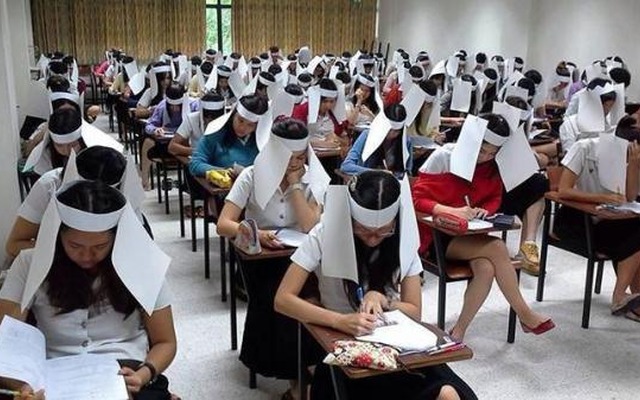 バンコクの一流大学のカンニング防止策！？紙製のヘルメットの真相はいかに・・・