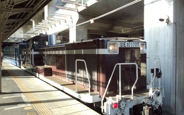 茶色のDE10 1705。上越線のSL列車『SLみなかみ』回送列車のけん引などに使用されている。