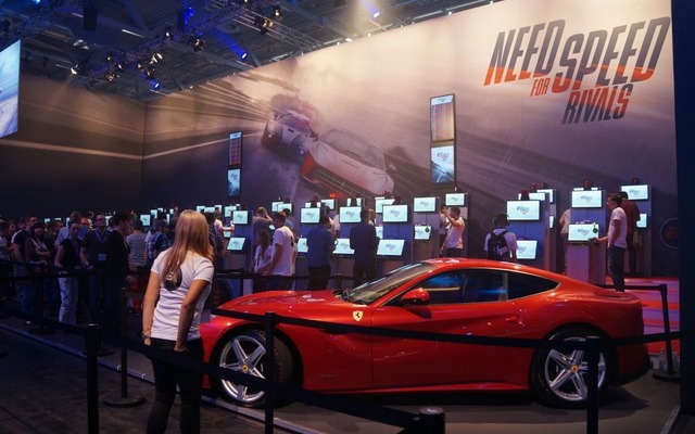 ドイツ・ケルンで開催の「gamescom」会場にフェラーリ『F12ベルリネッタ』を展示