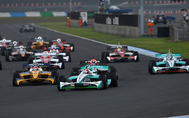 第4戦もてぎのスタートシーン。このレースでは中嶋一貴（中央先頭）が優勝、トムスの僚友ロッテラー（右端）が2位。写真：JRP
