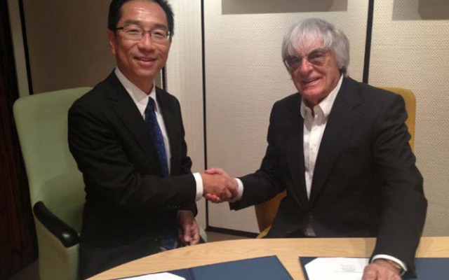 モビリティランドの曽田浩社長（左）とFOWC代表のバーニー・エクレストン氏