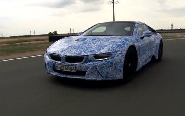 テストコースを走るBMW i8 の最終プロトタイプ車