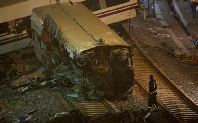 スペイン高速列車事故の現場。保安システムの不備が焦点となっている