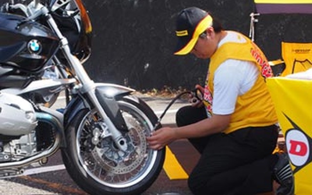 ダンロップモーターサイクル、「バイクの日」に全国5会場でタイヤ安全点検を実施