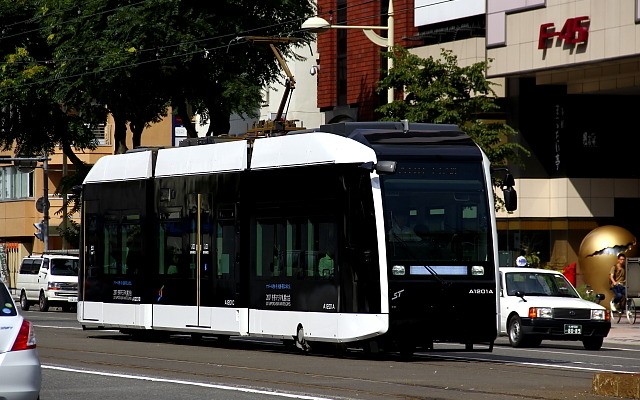 公募により愛称が「ポラリス」に決まった、札幌市電A1200形。