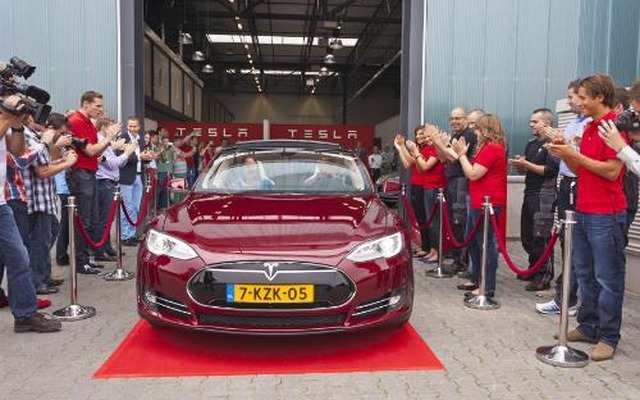 オランダ工場で生産が開始されたテスラモデルS