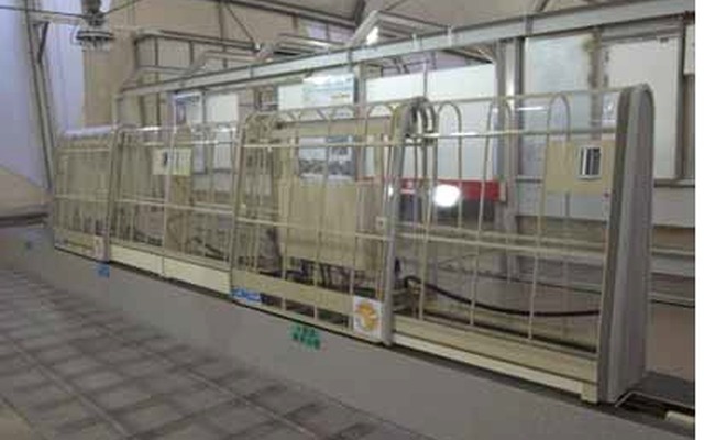 神戸製鋼と東大生産技術研究所が開発中の戸袋移動型ホーム柵。扉部だけでなく扉を収納する戸袋部も移動する。