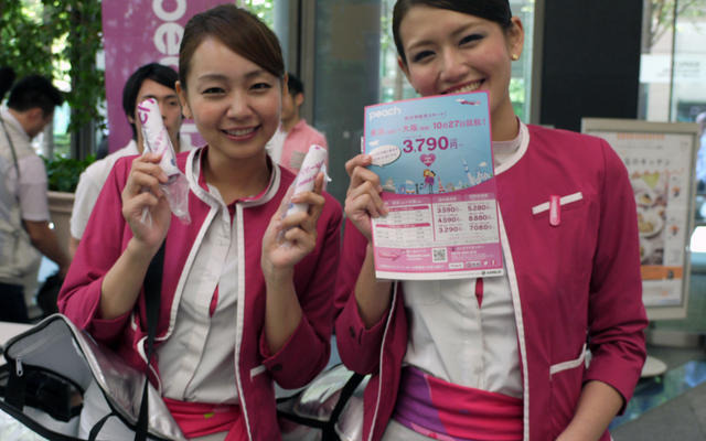 成田ー大阪、10月就航をアピールし、丸の内で冷たいおしぼりを配布