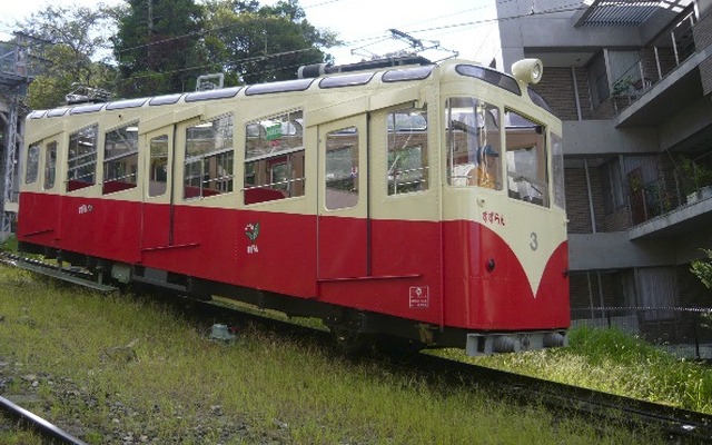 宝山寺2号線の車両が開業95周年を記念して旧塗装に変更された。写真はコ3形コ3の「すずらん号」。