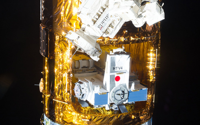 ISSのハーモニーに結合された「こうのとり」4号機（出典：JAXA/NASA）
