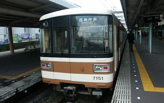 谷上駅で発車を待つ北神急行電鉄の7000系。