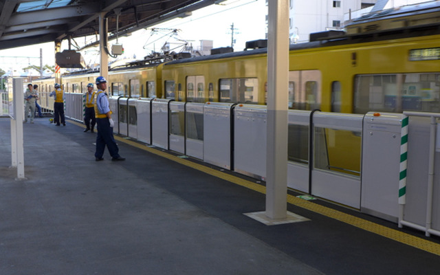 新所沢駅1番ホームに設置された戸袋移動型ホームドア「どこでも柵」。