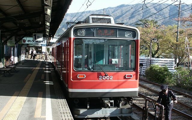 1989年から導入されている2000系「サンモリッツ号」。毎年恒例となった「パーミル会ヘッドマーク」を10月31日まで掲出する。