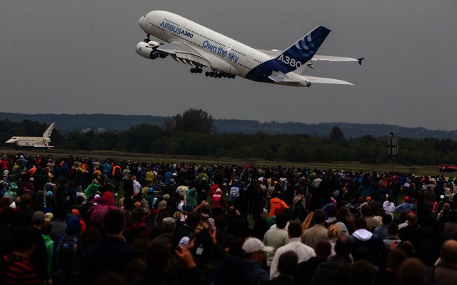 MAKS航空ショーで飛行ディスプレイを行うA380