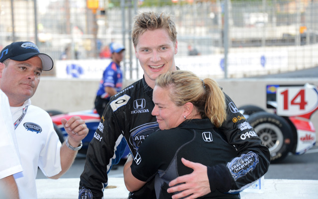 共同オーナーのサラ・フィッシャーと抱き合うニューガーデン