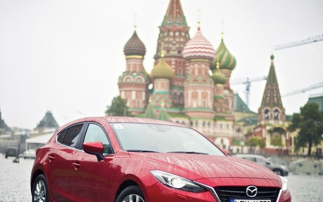 ロシアの首都、モスクワに到着した新型マツダアクセラ