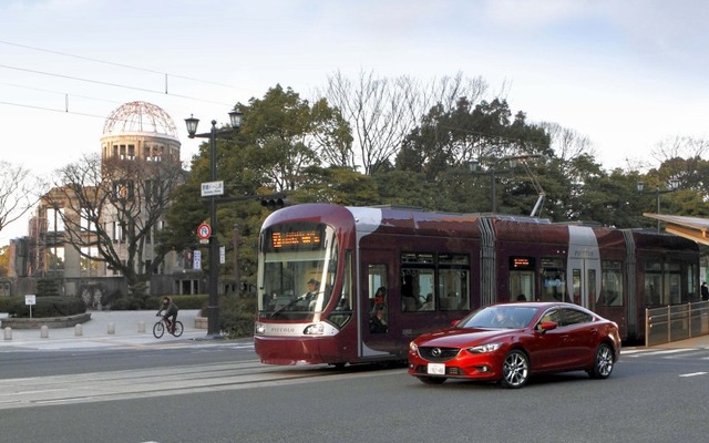 路面電車～自動車間通信による安全支援システムのデモンストレーションが10月に広島で実施される。写真は広島電鉄1000形とマツダ・アテンザASV-5。