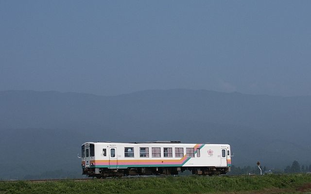 山形鉄道フラワー長井線を走るYR-880形。同線は1913年、国鉄軽便線として一部が開業し、1923年までに全通した。最初の区間の開業から今年で100年を迎える。