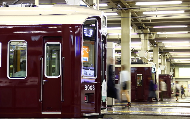 阪急電鉄の電車。同社と阪神、大阪市交通局が共同で9月7日からスタンプラリーを開催する