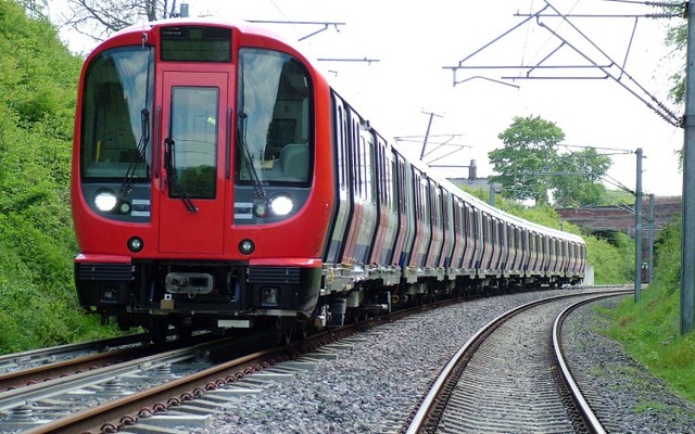 ロンドン地下鉄のS形電車。初の冷房車としてサークル線でも運転を開始した。