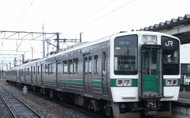 利府駅で発車を待つ普通列車。サザンオールスターズのコンサートが開催される9月22日は臨時列車が運転されるほか、定期列車も車両も増結が行われる。