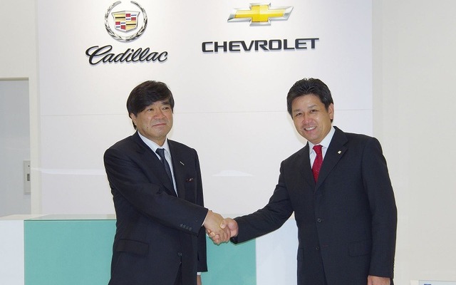 ゼネラルモーターズ・ジャパン代表取締役社長の石井澄人氏（右）とヤナセグローバルモーターズ代表取締役会長の和田昭生氏（左）