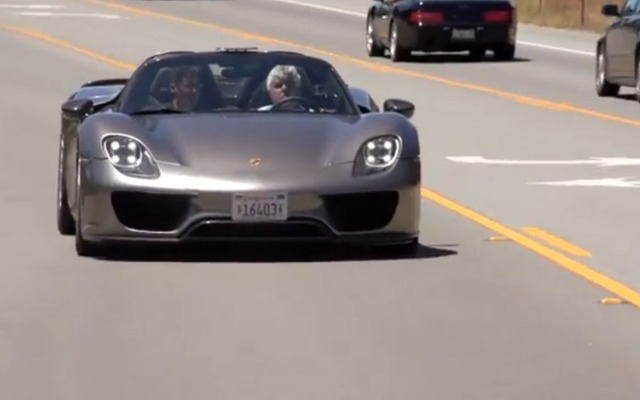 ポルシェ918スパイダーに試乗するジェイ・レノ氏