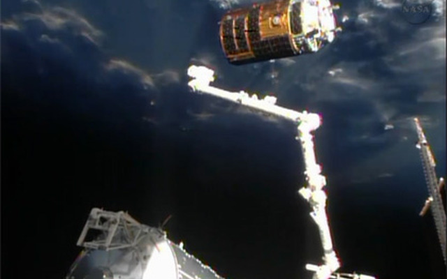 SSRMSから放出された「こうのとり」4号機（出典：JAXA／NASA）