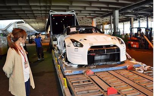 成田空港でレースカー専用運搬車両へ積み替えられるGT-R　ニスモ　GT3