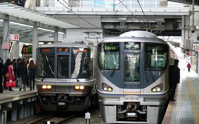 JR西日本は同社エリアの普通列車を1日自由に乗り降りできる「鉄道の日記念　JR西日本一日乗り放題きっぷ」を発売。写真は大阪駅に入線した223系（左）と225系（左）。