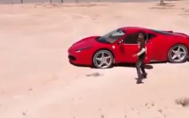 リビアで撮影されたフェラーリ458イタリアと少年の映像