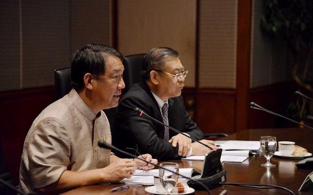 キティラット副首相兼財務相（左）とユコン農相