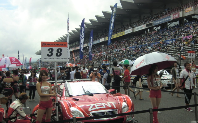 GT500クラスでポール・トゥ・ウインのZENT CERUMO SC430。