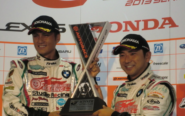 GT300優勝の谷口信輝（左）と片岡龍也。