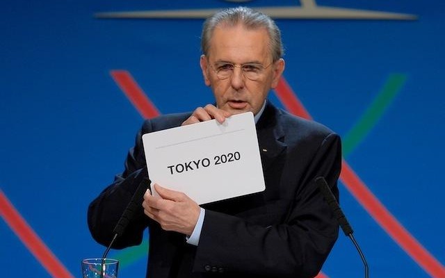 東京開催決定をアナウンスするIOCのロゲ会長　(C) Getty Images