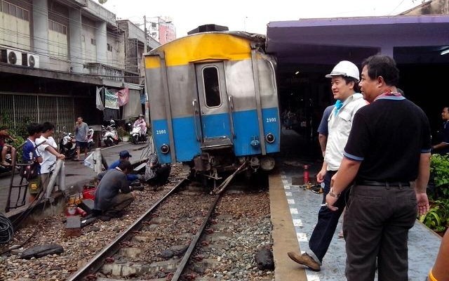 バンコクで列車脱線、駅の屋根に衝突