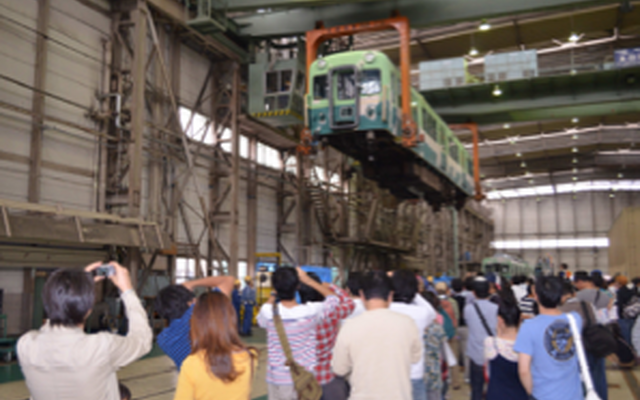 京阪電鉄は10月6日に寝屋川車両基地で「ファミリーレールフェア2013」を開催する。写真は昨年の様子