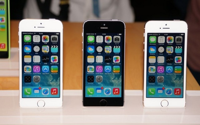 iPhone 5s、前面パネルはホワイトとブラックの2色