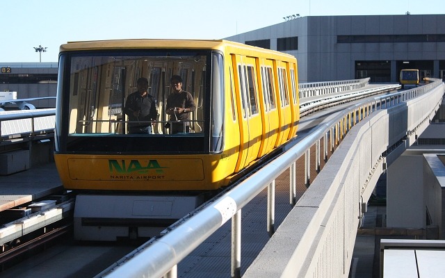 まもなく運行を終了する成田空港第2旅客ターミナルビルのシャトルシステム。空気で車体を浮上させてワイヤーロープでけん引し、地上側のモーターで動かす。