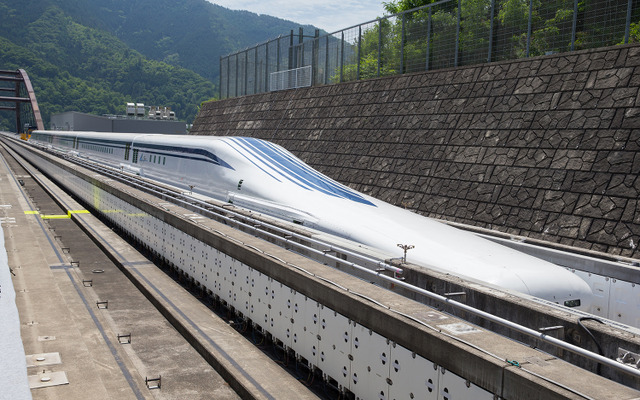 中央新幹線での営業運行を想定して開発された山梨リニア実験線のL0系。8月29日から走行試験が再開される。