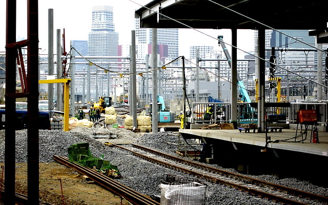 品川駅構内で進められている工事。右側には9・10番線ホームが見える。11月22～24日に約34時間かけて線路切替工事を行う予定。