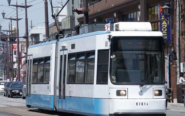 熊本市内の中心で運行されている熊本市電。ICカードは西鉄が展開しているニモカのシステムを採用する予定。