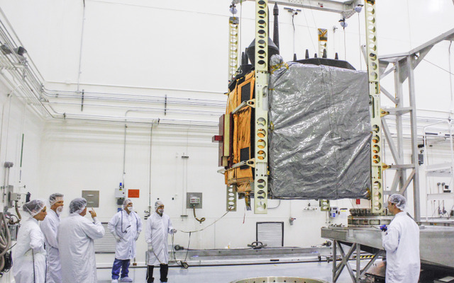 運搬装置に移されるGPS IIF-5人工衛星